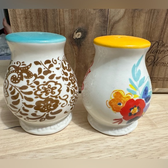 Pioneer woman salt and pepper shaker never used - Picture 1 of 1